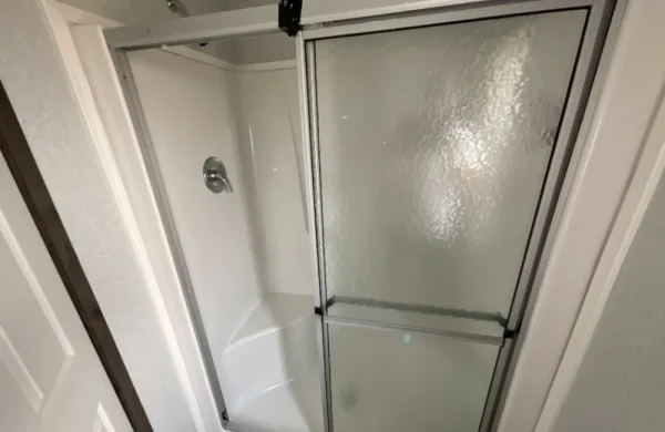 Landmark 40 LM16401L Bathroom2 Landmark 40 LM16401L Bathroom2