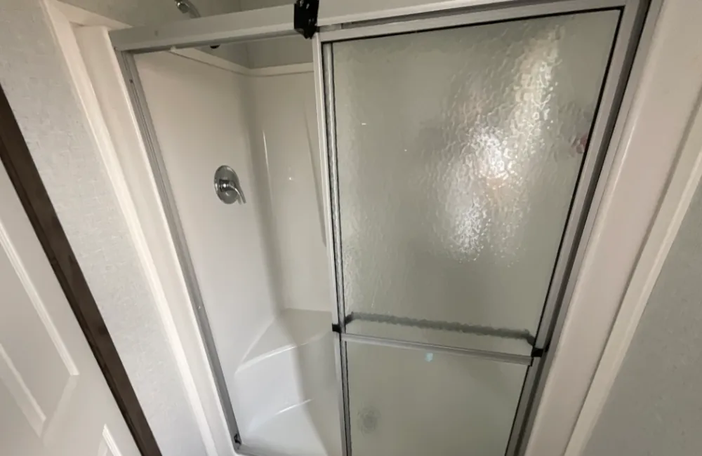 Landmark 40 LM16401L Bathroom2