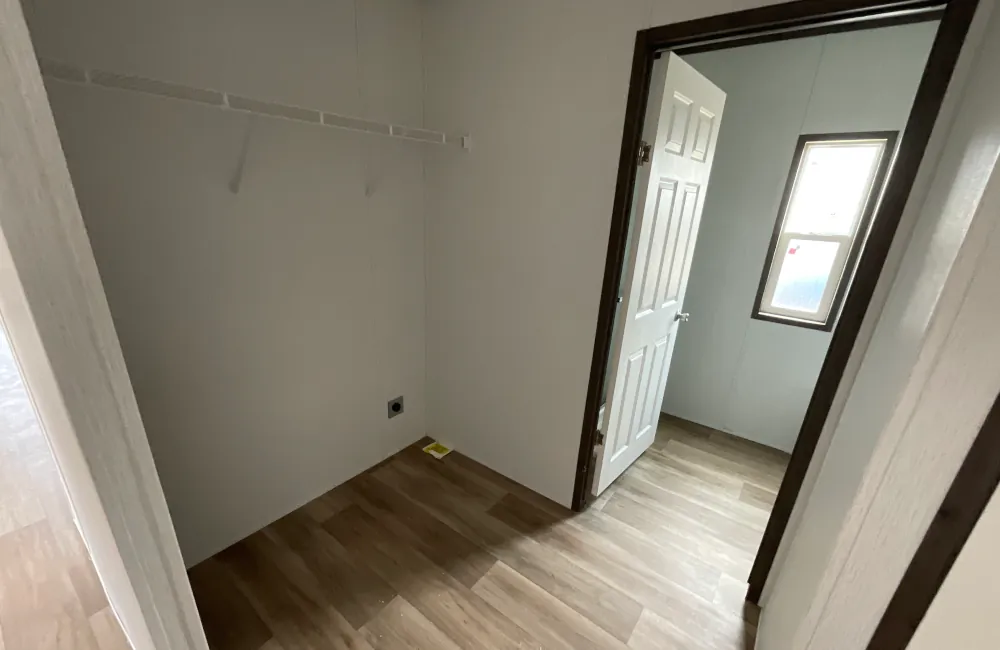 Landmark 40 LM16401L Bedroom