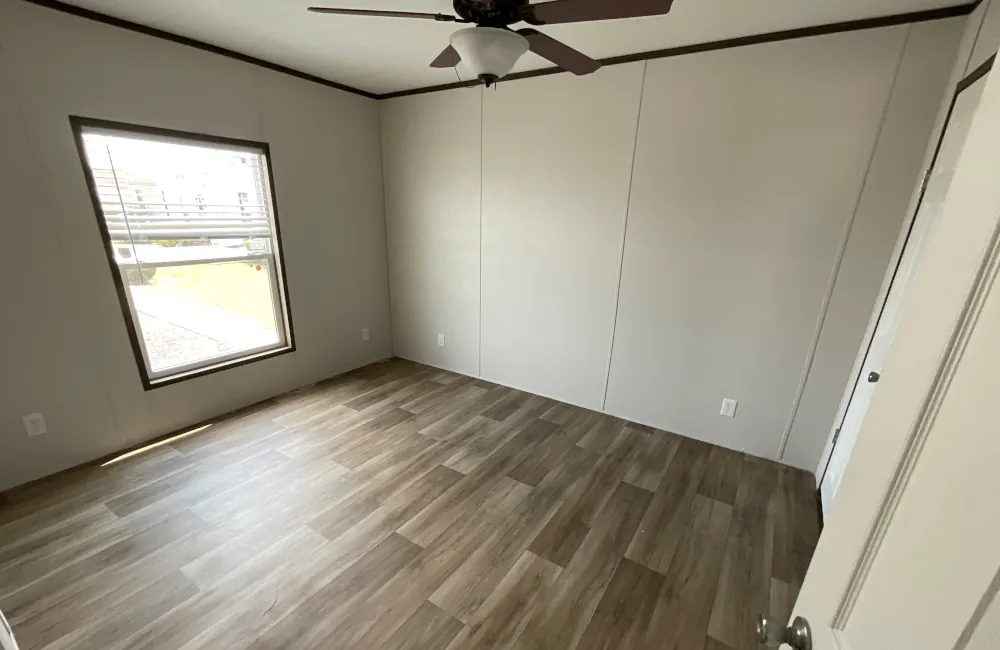 Landmark 40 LM16401L Bedroom2