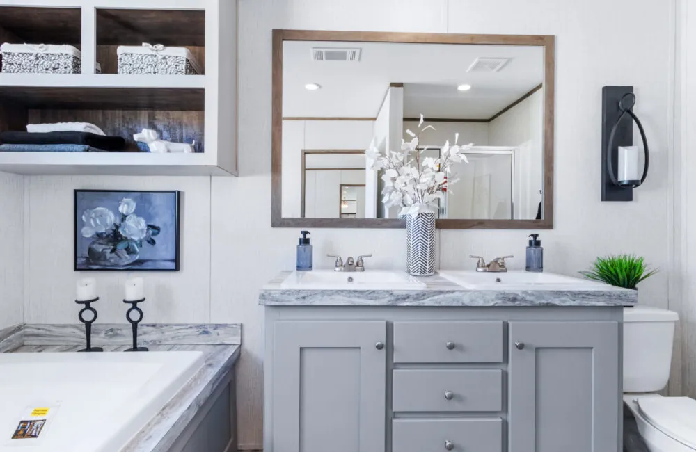 The Oakmont TTM16763E Bathroom2