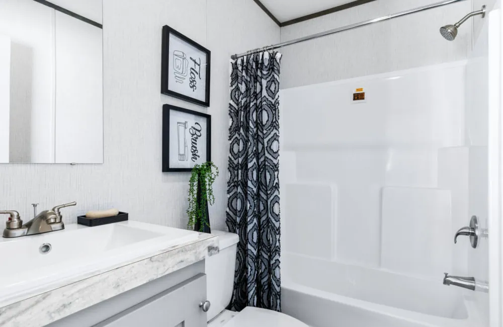 The Oakmont TTM16763E Bathroom5