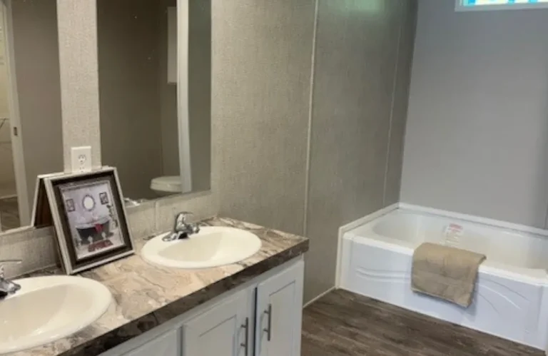 The Trailblazer V428563P Bathroom2